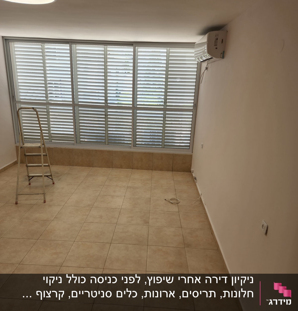 סולם בחדר עם רצפת קרמיקה נקייה